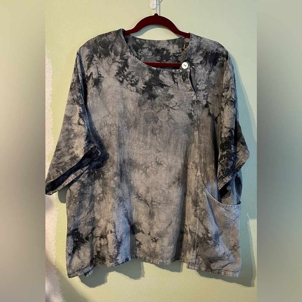 Oh My Gauze! Generous size 2 tie-dye popover top.